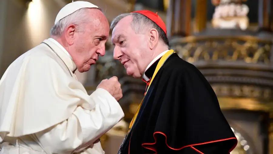 Francisco junto a Pietro Parolin.