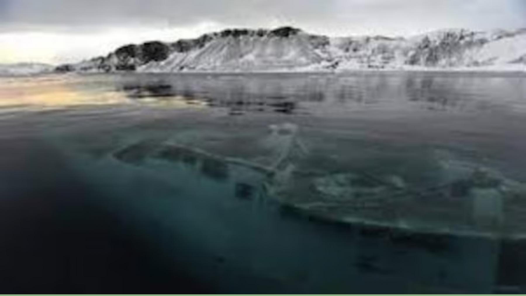 “Mar sin fin” , un yate que se hundió en la bahía Fildes, en la Antártida, en 2012.