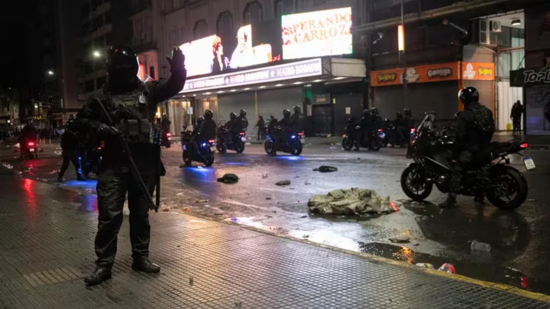 Los violentos incendiaron contenedores de basura y destrozaron vidrieras de comercios ubicados en las inmediaciones del Obelisco porteño. 