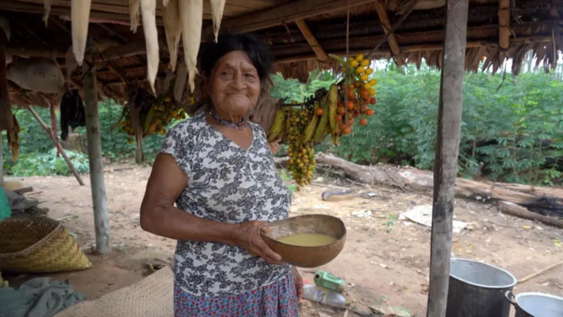 Martina con una totuma de chicha