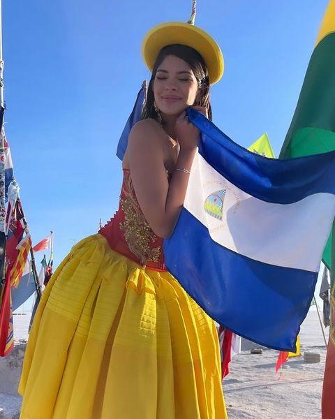 Miss Universo, Sheynnis Palacios colocando la bandera de su país en el Salar de Uyuni