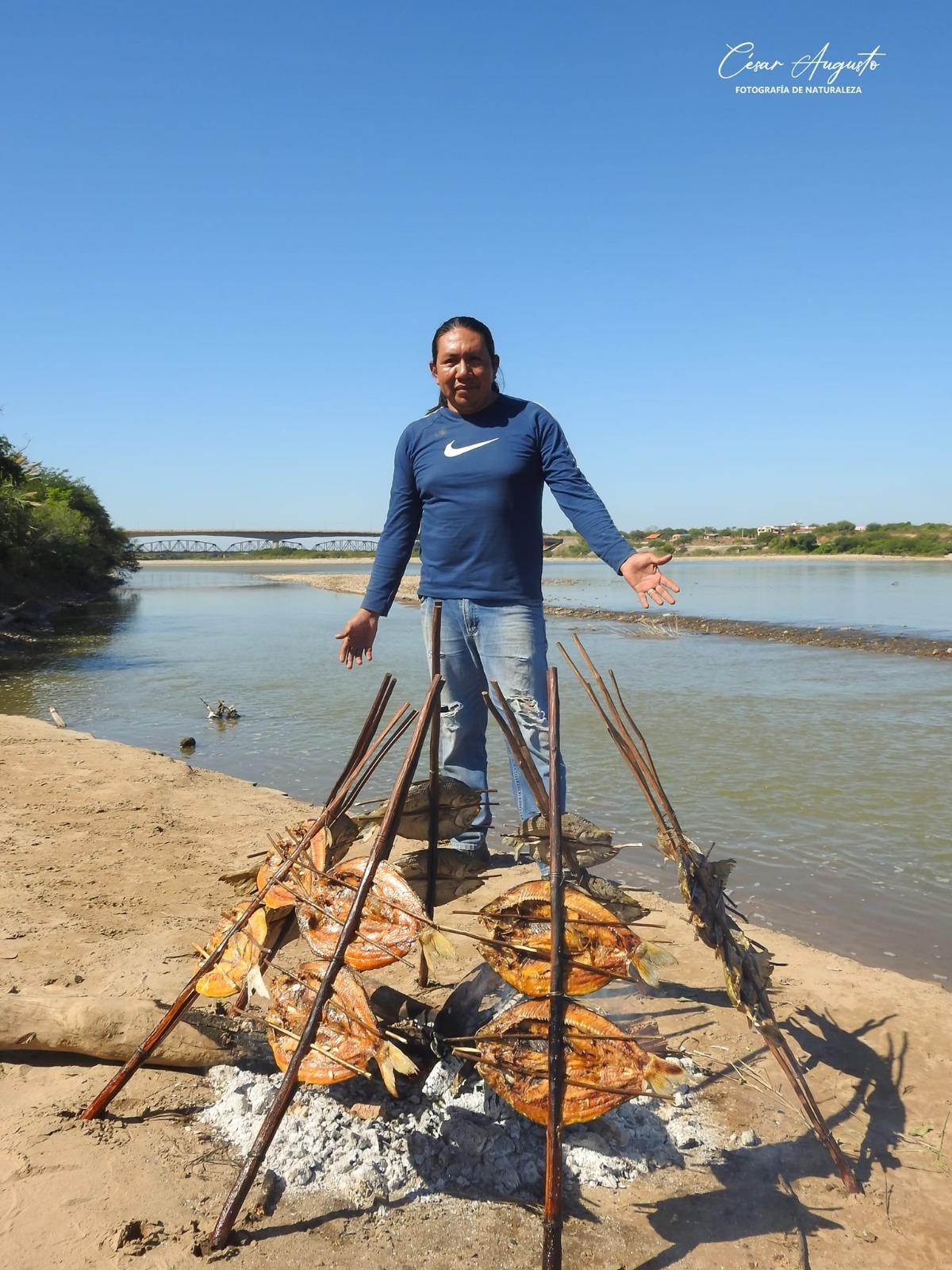 Marcelo Villafuerte de la comunidad Weenahyek con unos ricos pescados a la mordaza