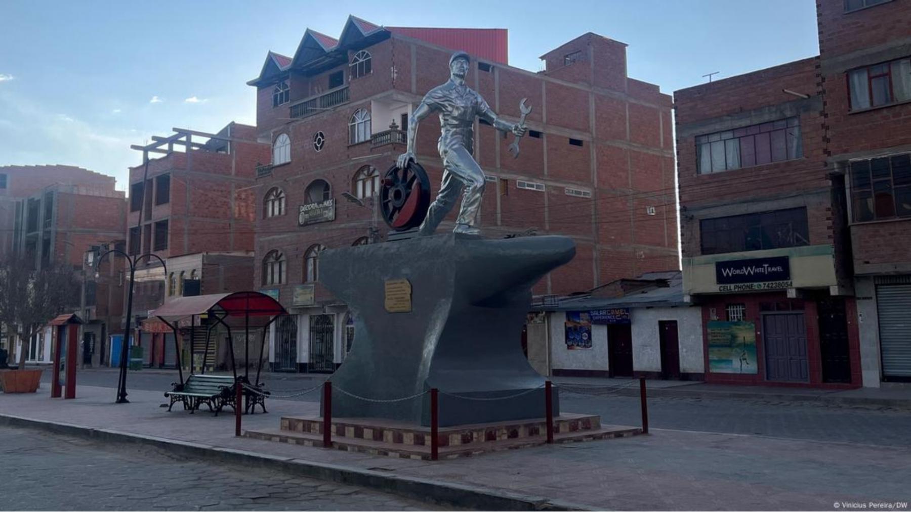 Una plaza de Uyuni rinde tributo al pasado esplendor ferroviario del lugar.