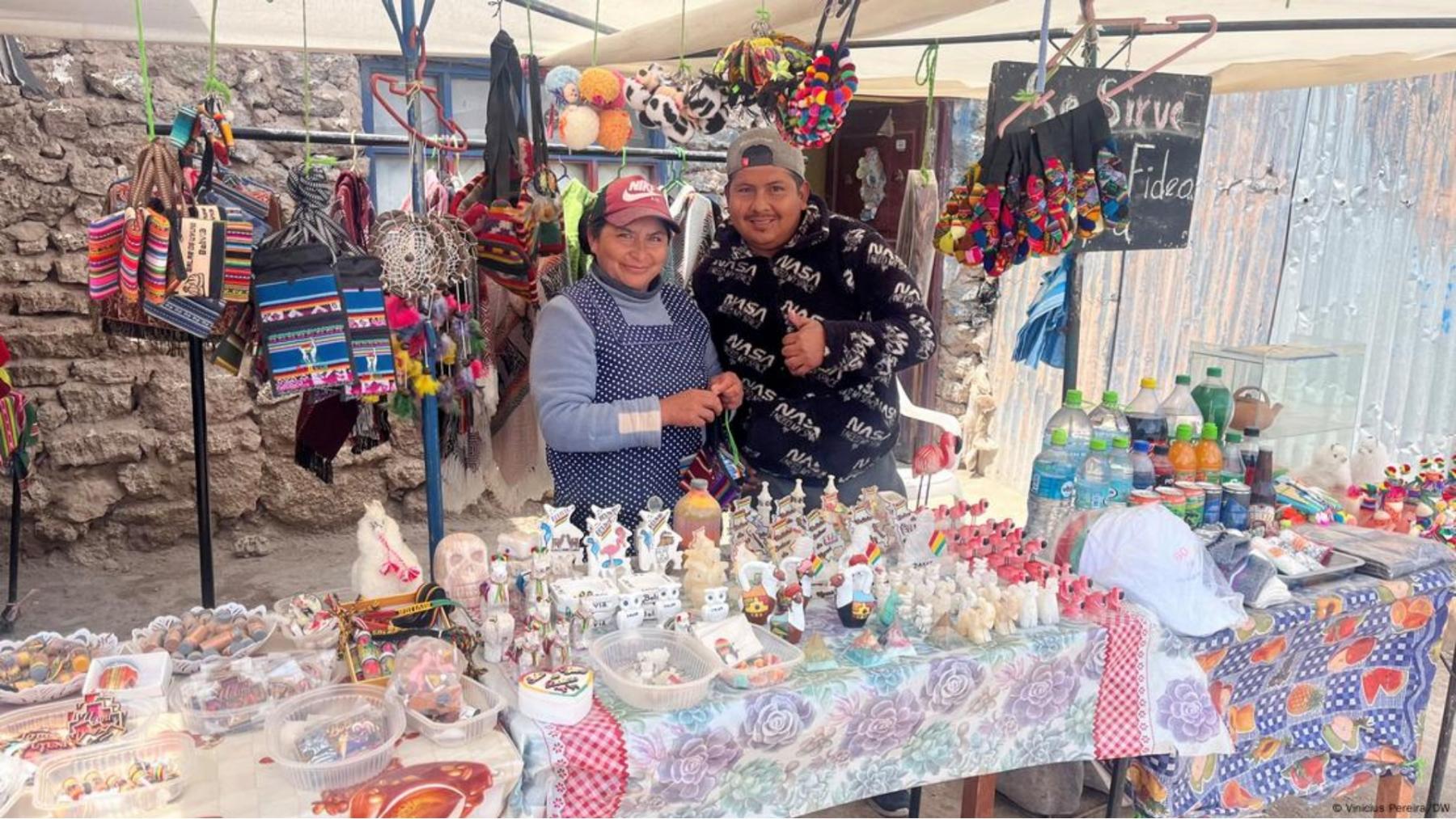 José Martínez vende diversos productos en su garaje en el municipio de Colchani, a unos 20 kilómetros de Uyuni.