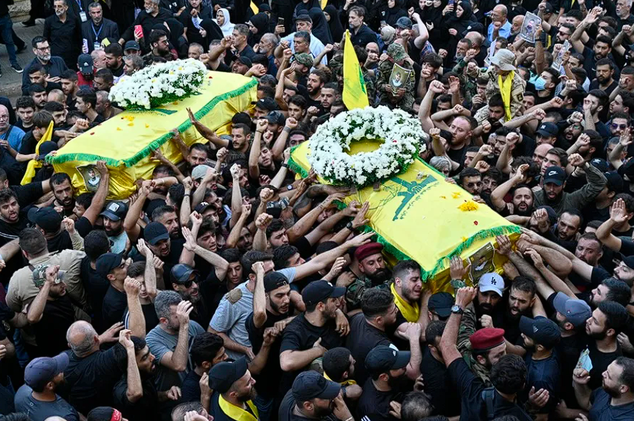 Ataúdes de dos personas que murieron en explosiones de dispositivos de comunicación, durante la procesión fúnebre en Beirut, Líbano. EFE/Wael Hamzeh