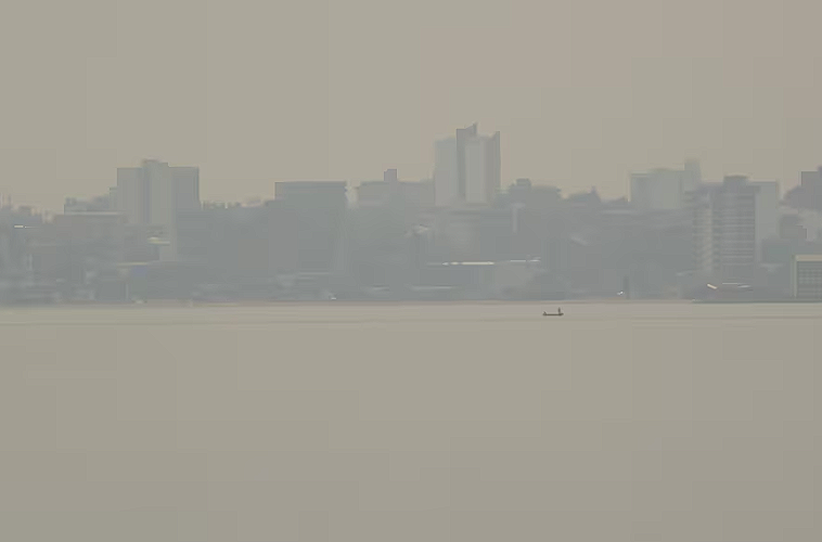 El humo de los incendios en Bolivia, Brasil y Paraguay llegó a buena parte de la Argentina (en imagen: la ciudad de Posadas)Sixto Fariña