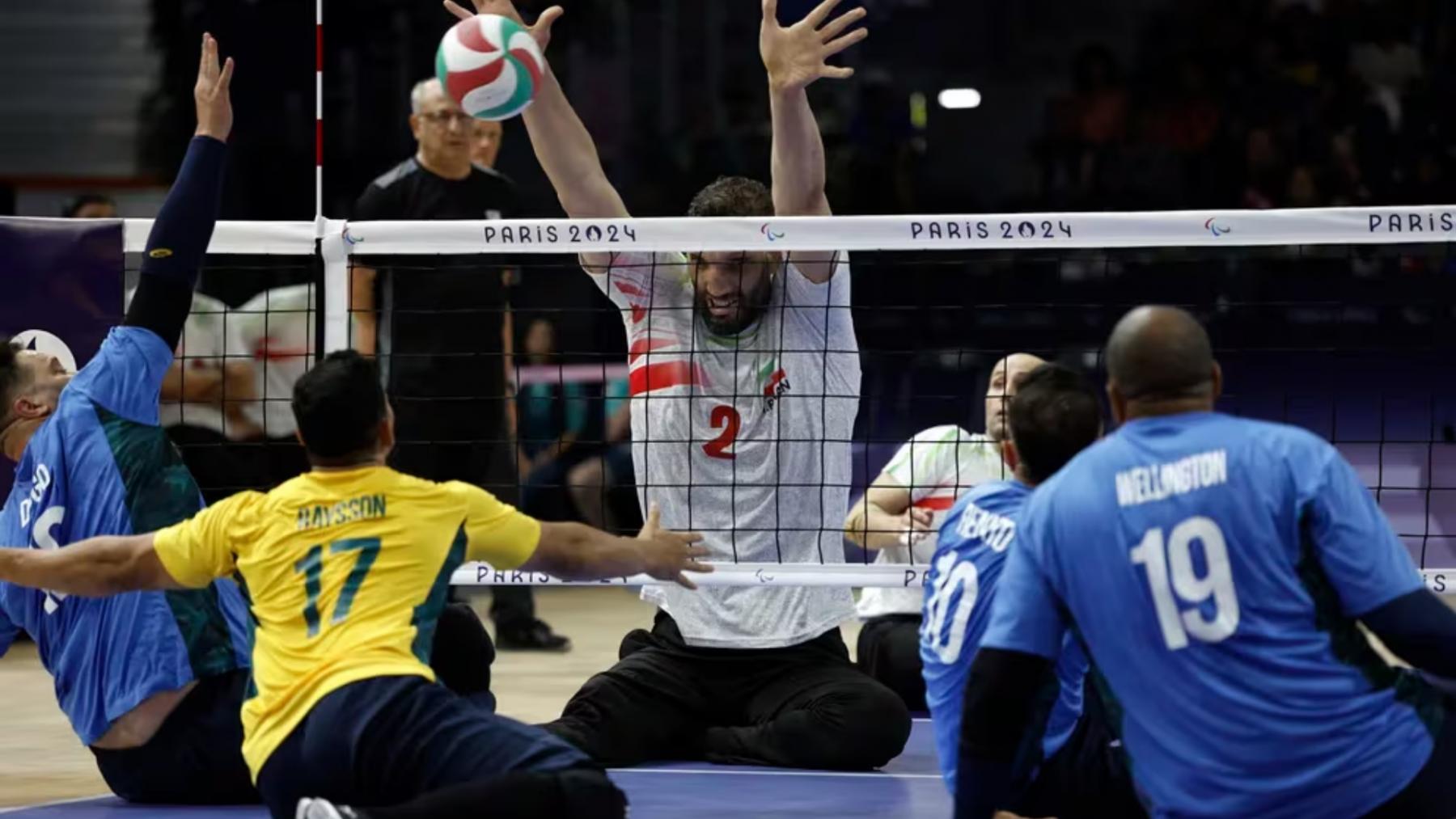 Representa a Irán en el equipo de voleibol sentado en los Juegos Paralímpicos de París.