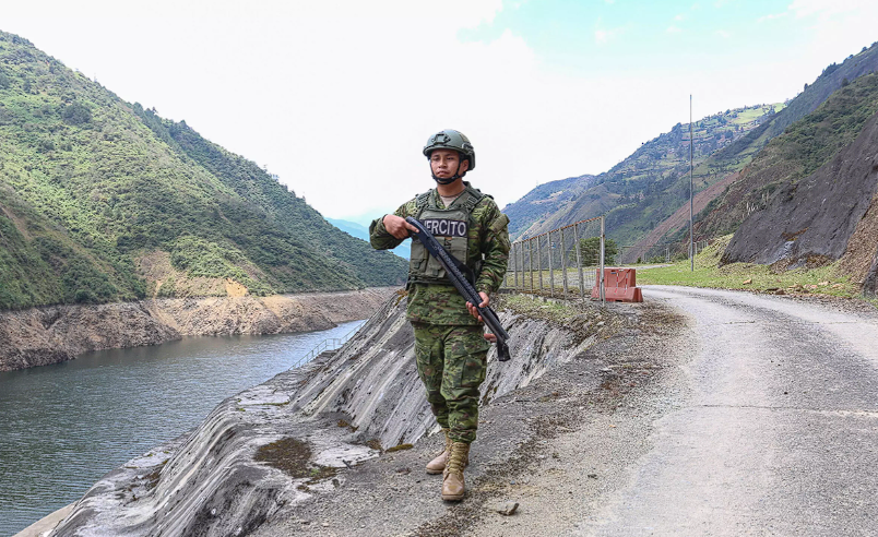 Un soldado monta guardia en la central hidroeléctrica de Mazar en Las Palmas, Ecuador, el 17 de septiembre de 2024 © Fernando Machado / AFP